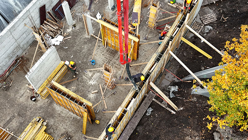 Колко струва грубият строеж през 2026? Реални цени, скрити разходи и как да не надплатите